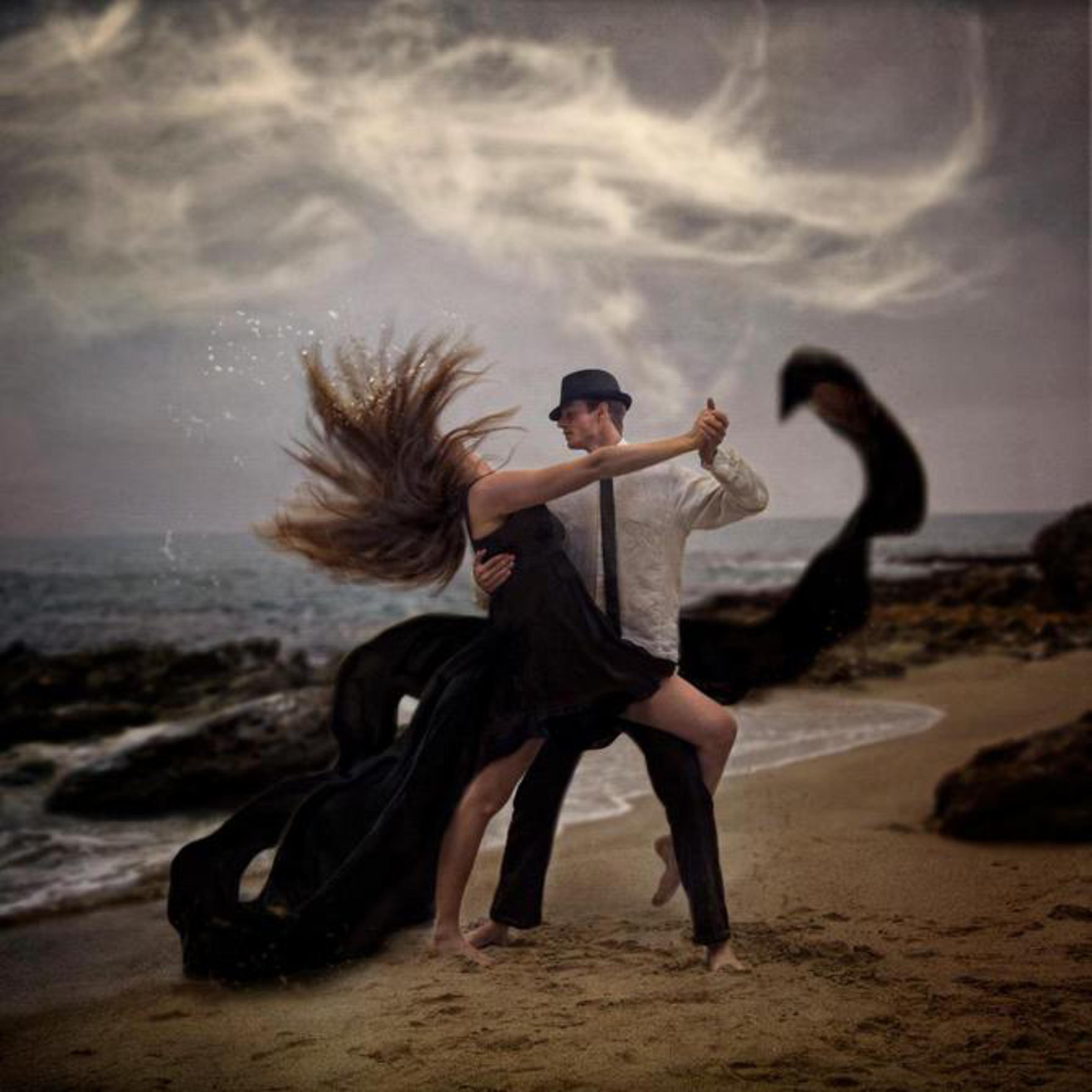 Пляшущие моря. Танец мужчины и женщины. Танцы для влюбленных. Влюбленные в танце. Двое танцуют.