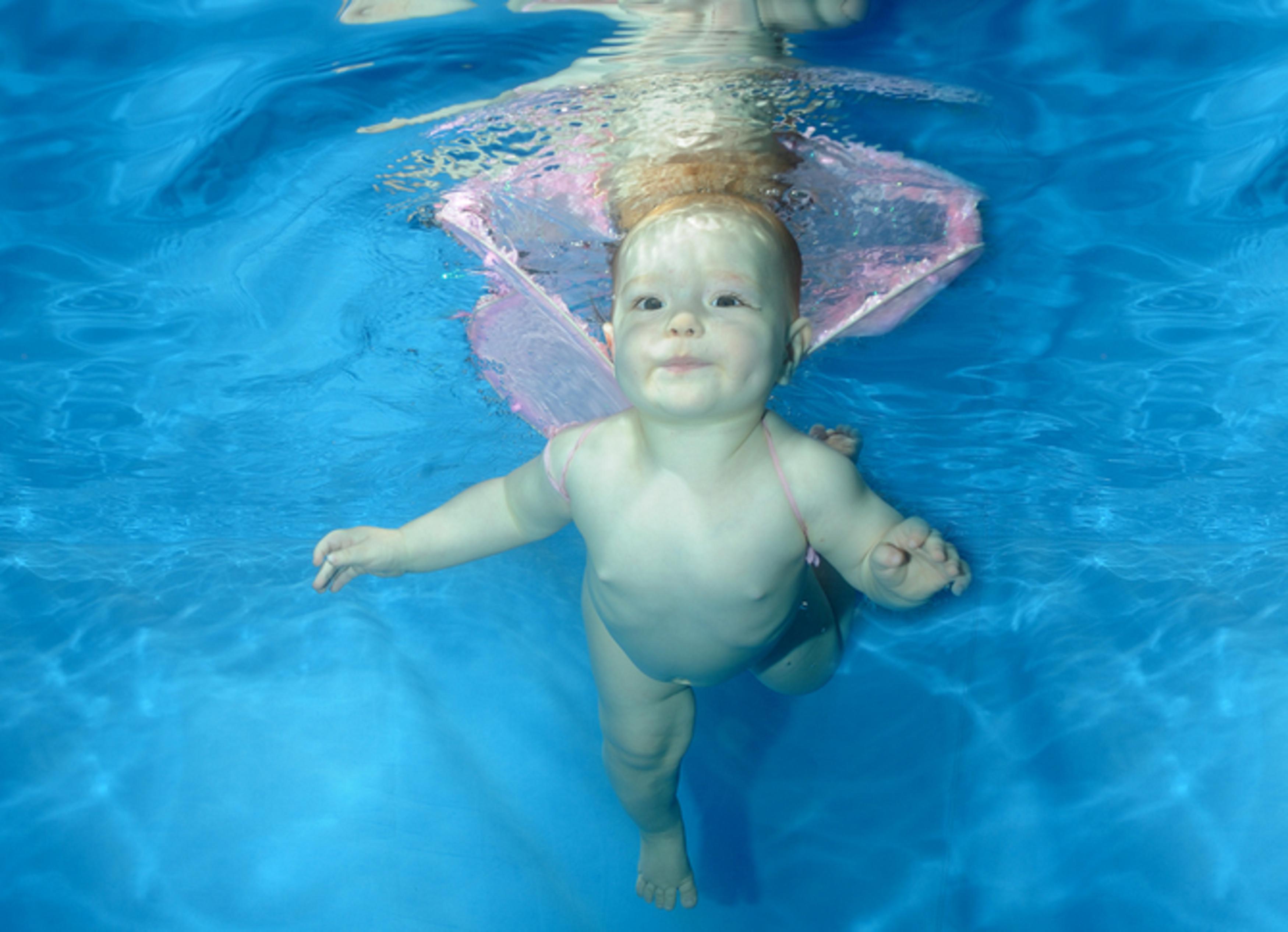 Дети плавают в воде. Плавание для грудничков. Малыш под водой. Младенец в воде. Младенец плавает.