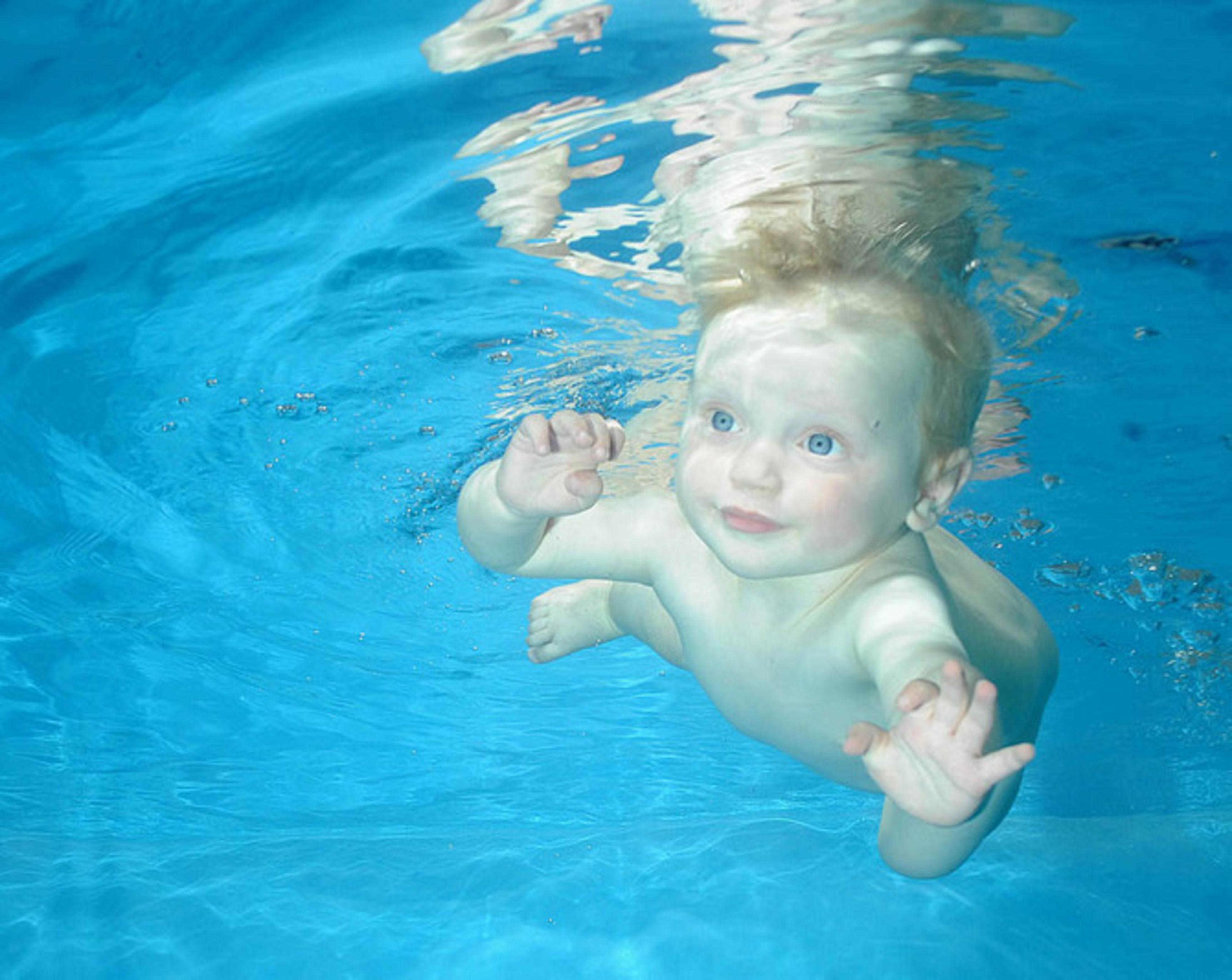 Дети плавают в воде