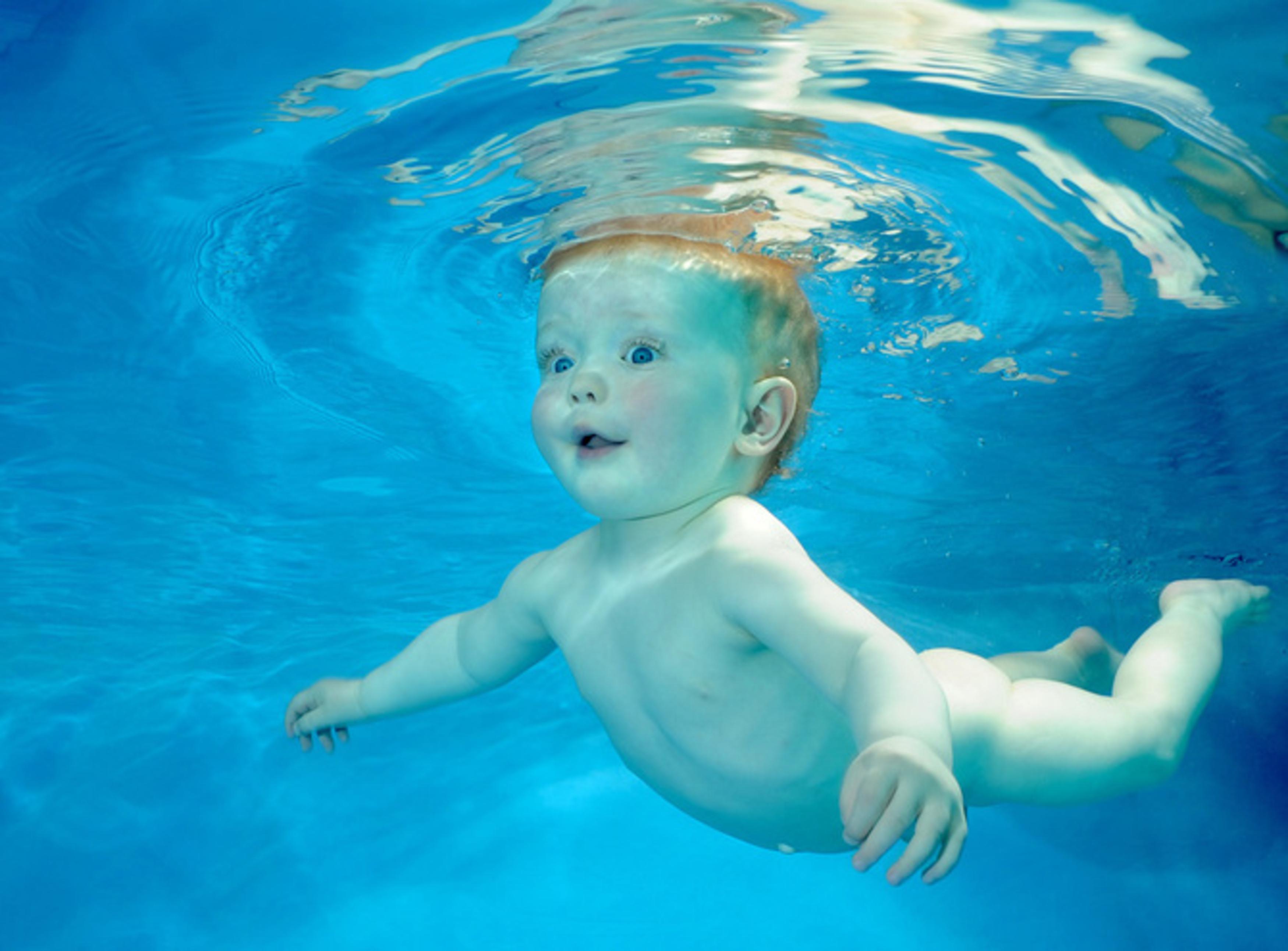 Дети плавают под водой