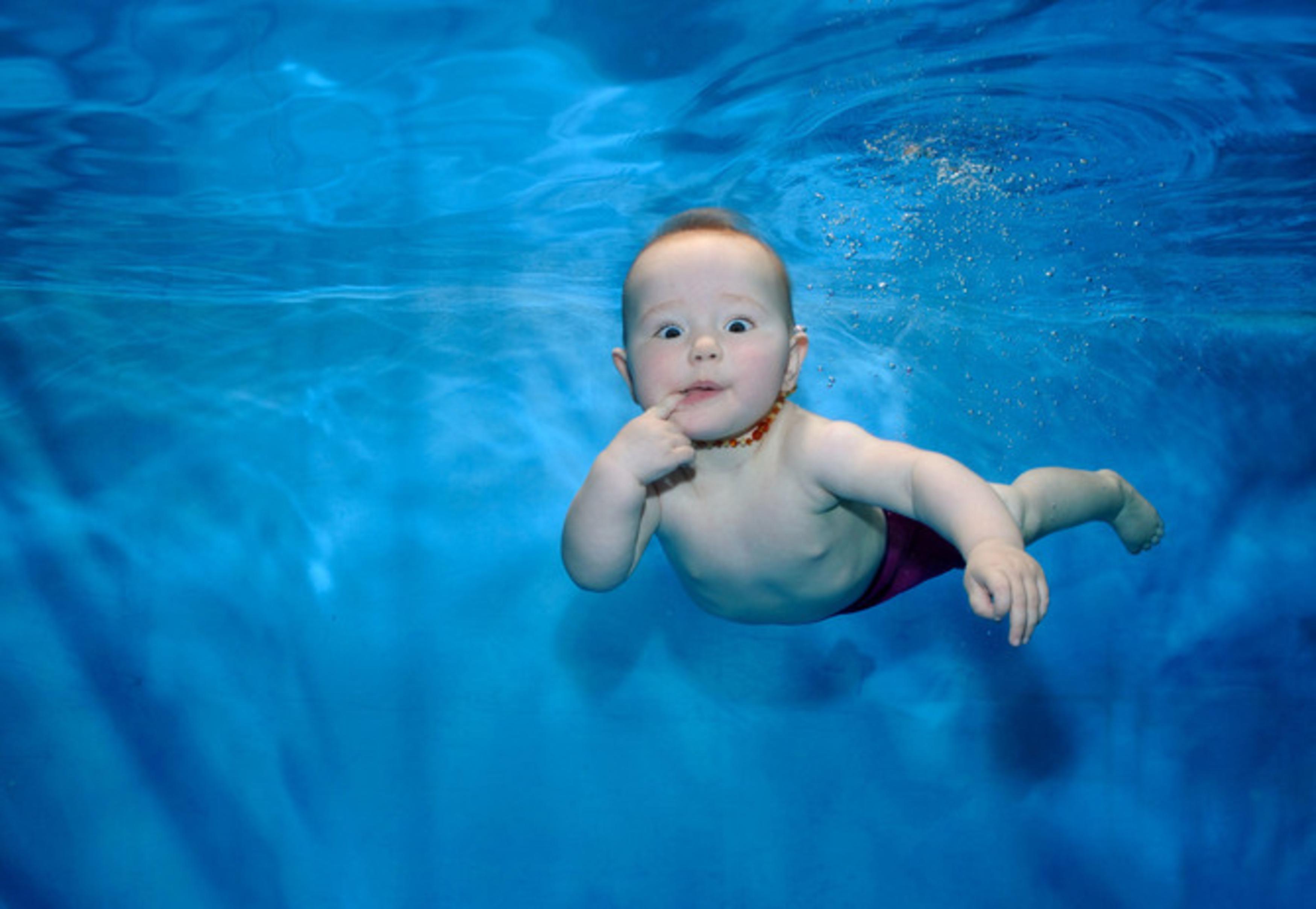 Пошли купаться в бассейн. Дети плавают в бассейне. Бассейн для малышей. Младенец в бассейне. Ребенок под водой.