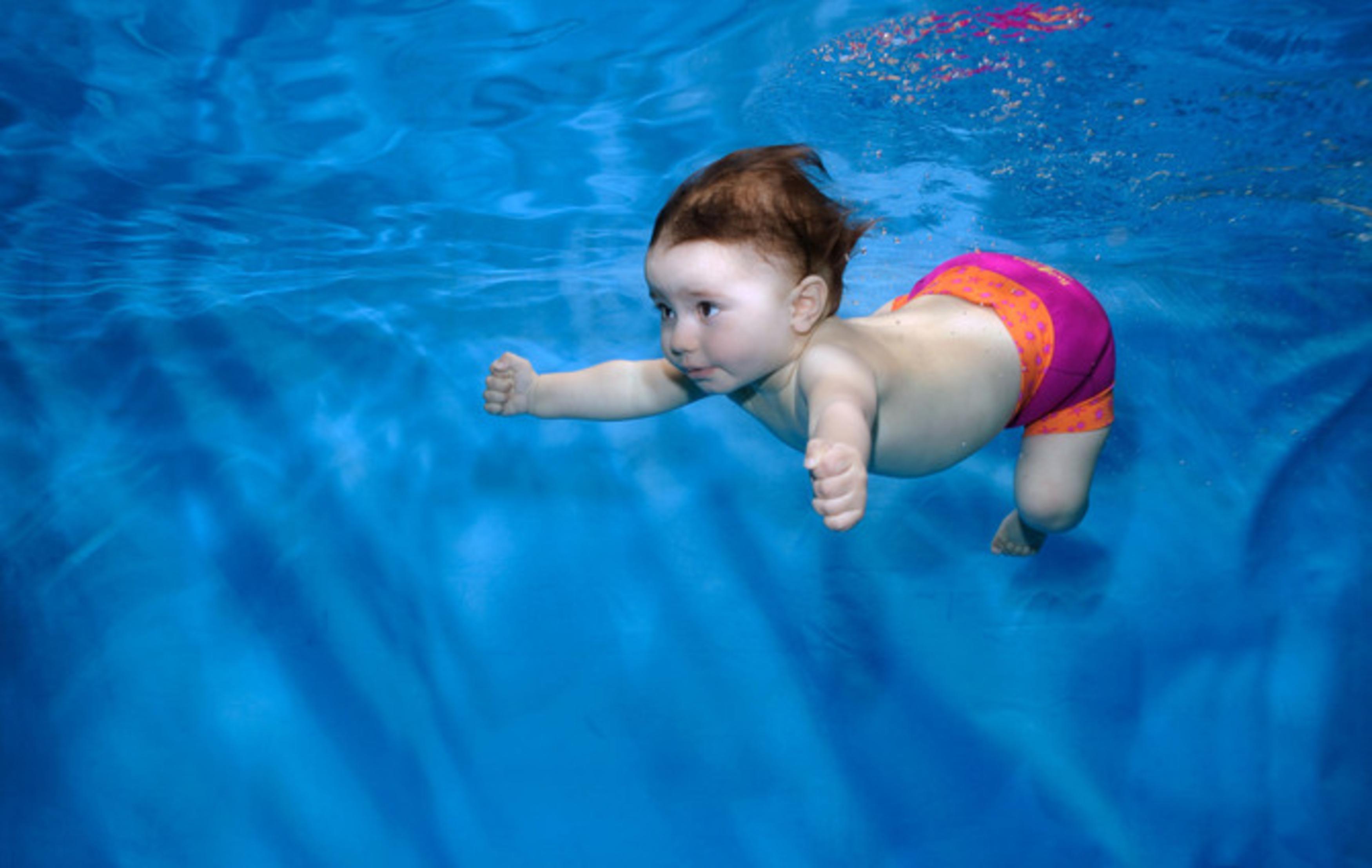 Плавания детей видео. Дети в бассейне. Дети плавают в бассейне. Бассейн для малышей. Дети воды.