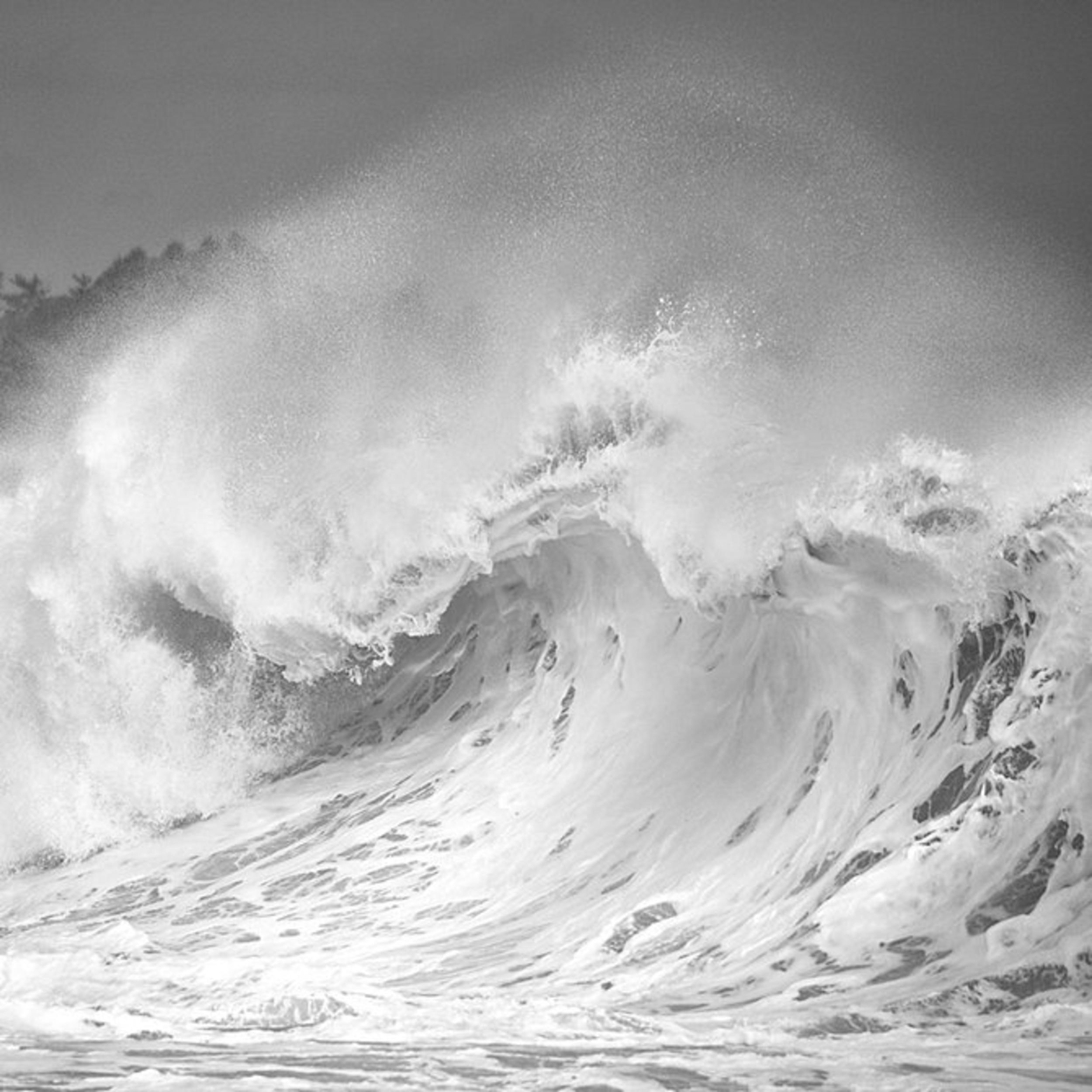 Белые волны песня. Hengki Koentjoro. Черно белые волны. Белая волна. Бурлящее море.