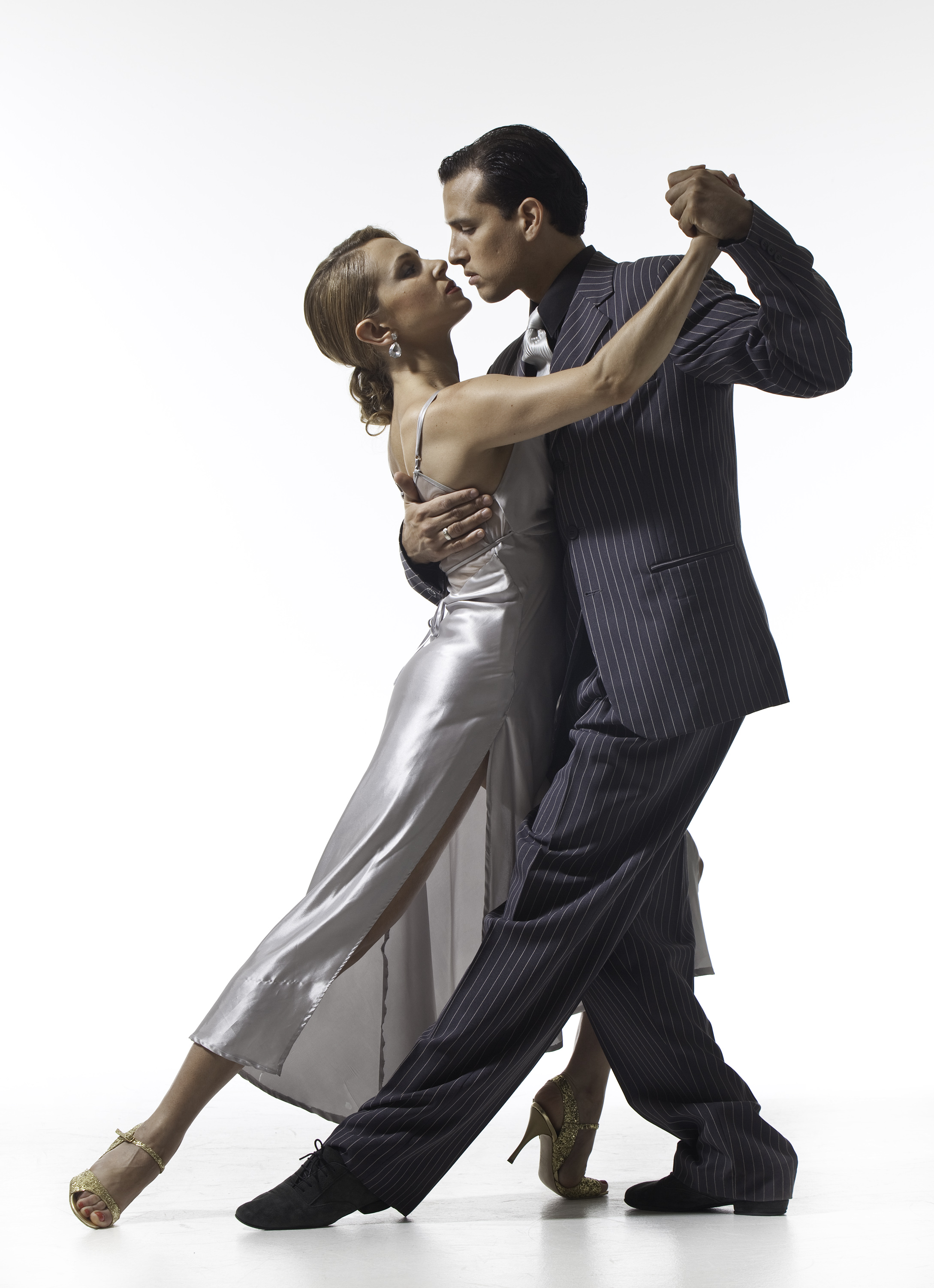 Танец мужа и жены. Танец танго референс. Пара танцует. Танцующие люди. Двое людей танцуют.