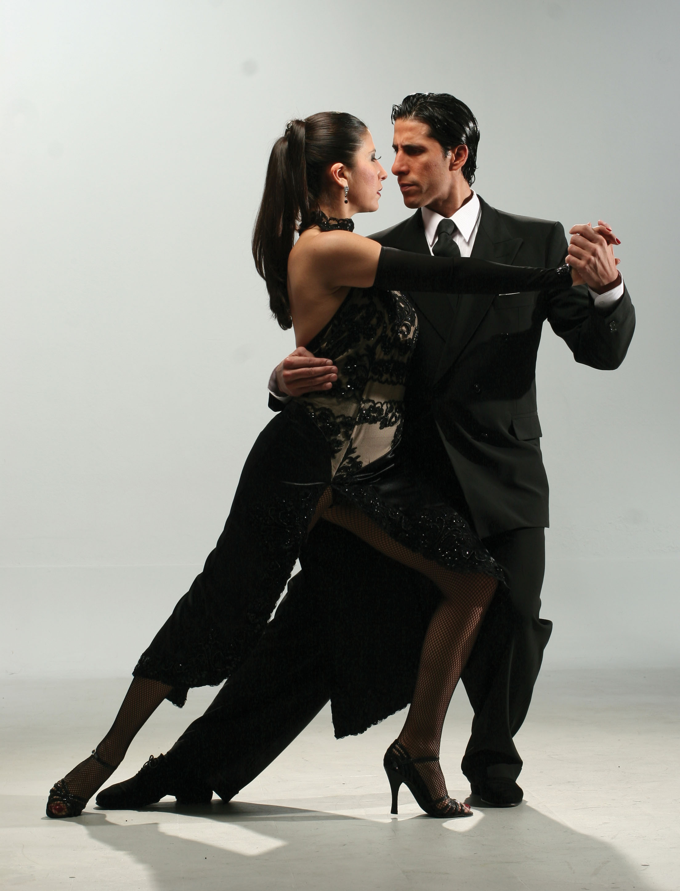 Красивая пара танцует. Аргентинское танго. Аргентинский танцор танго. Парные танцы. Танец мужчины и женщины.