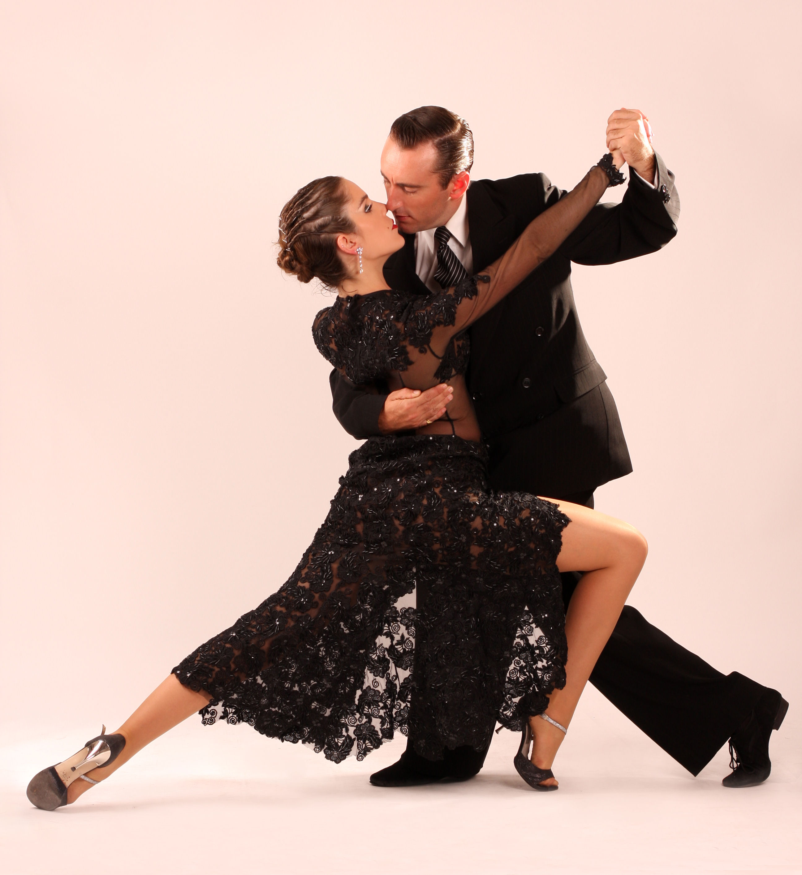 Voxeldance tango. Аргентинское танго. Бальные танцы. Танцующая пара. Танцоры танго.