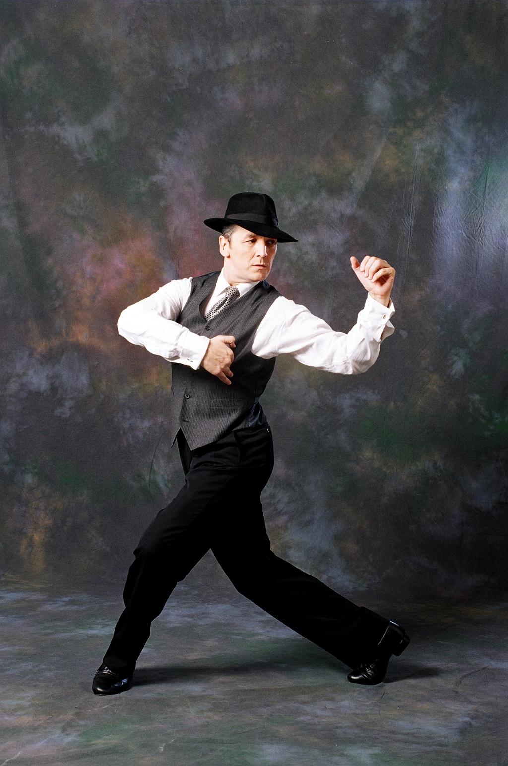 Мужик пляшет. Танец мужчина. Танцующий мужчина. Парень танцует. Парень в шляпе танцует.
