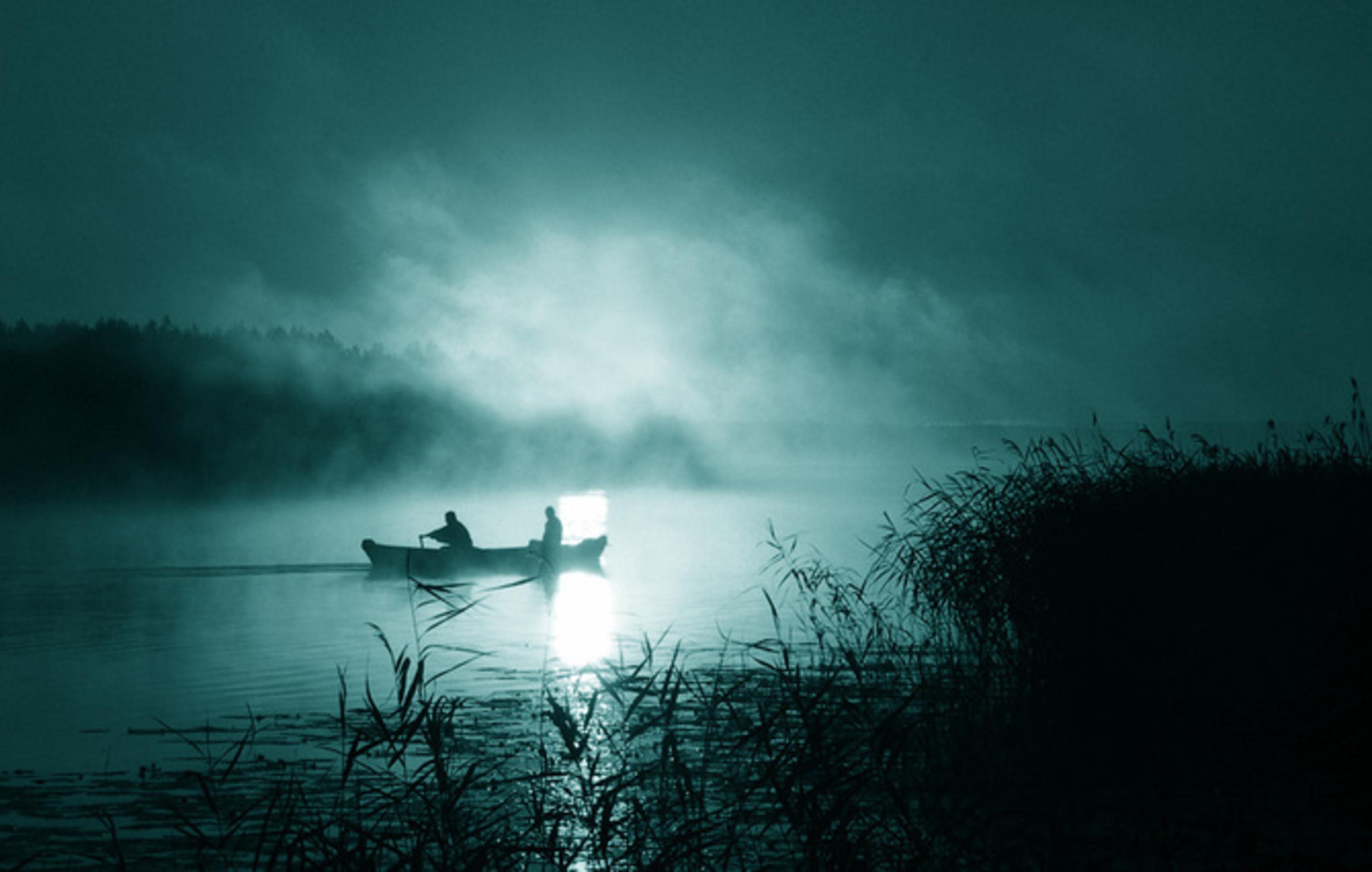 Купаться туманы. Лодка в тумане. Мистическое озеро. Озеро в тумане ночью. Лодка на реке ночью.