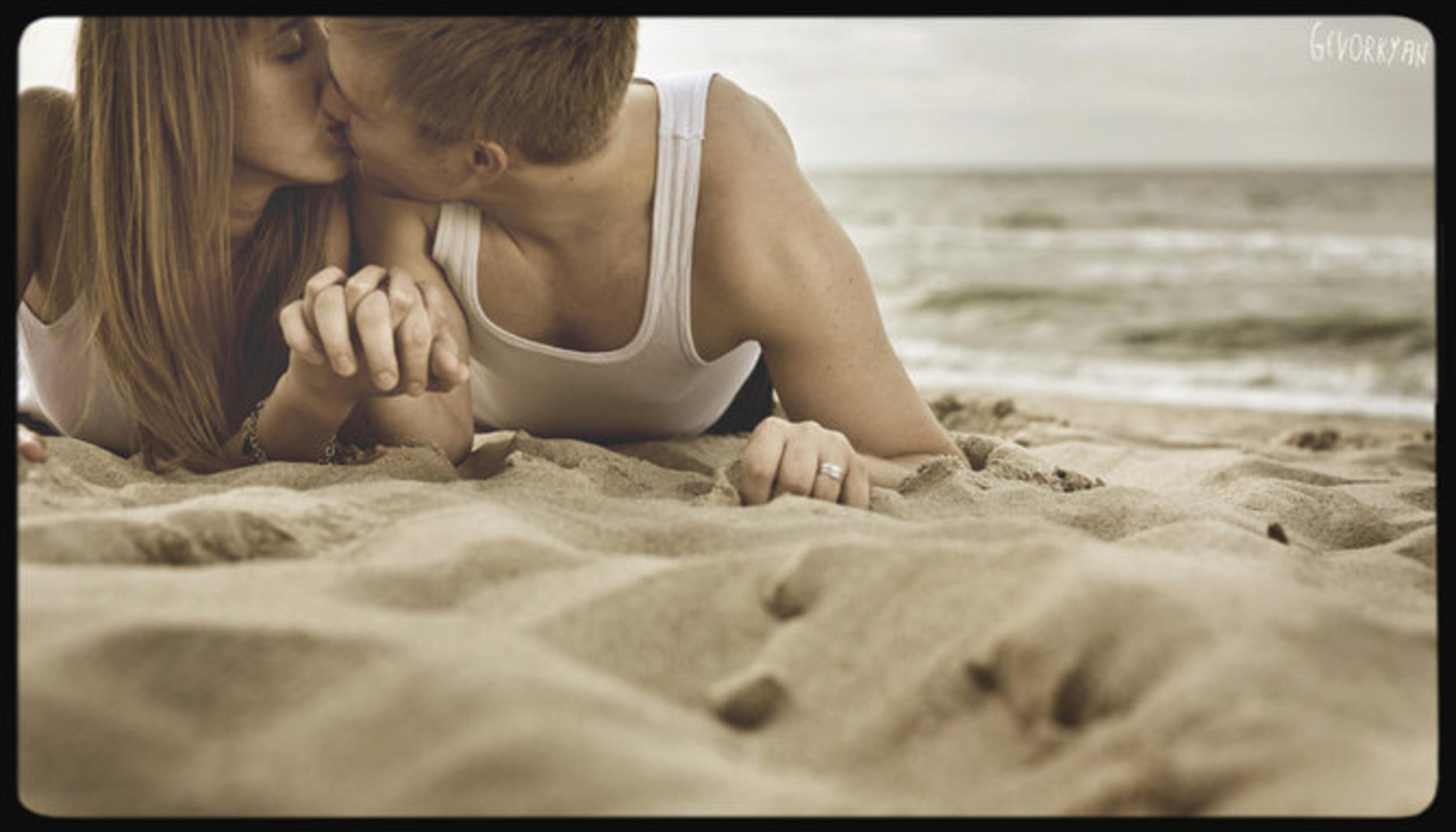 Feeling cute. Влюбленные на песке. Поцелуи на пляже. Поцелуй на песке. Море песок двое.