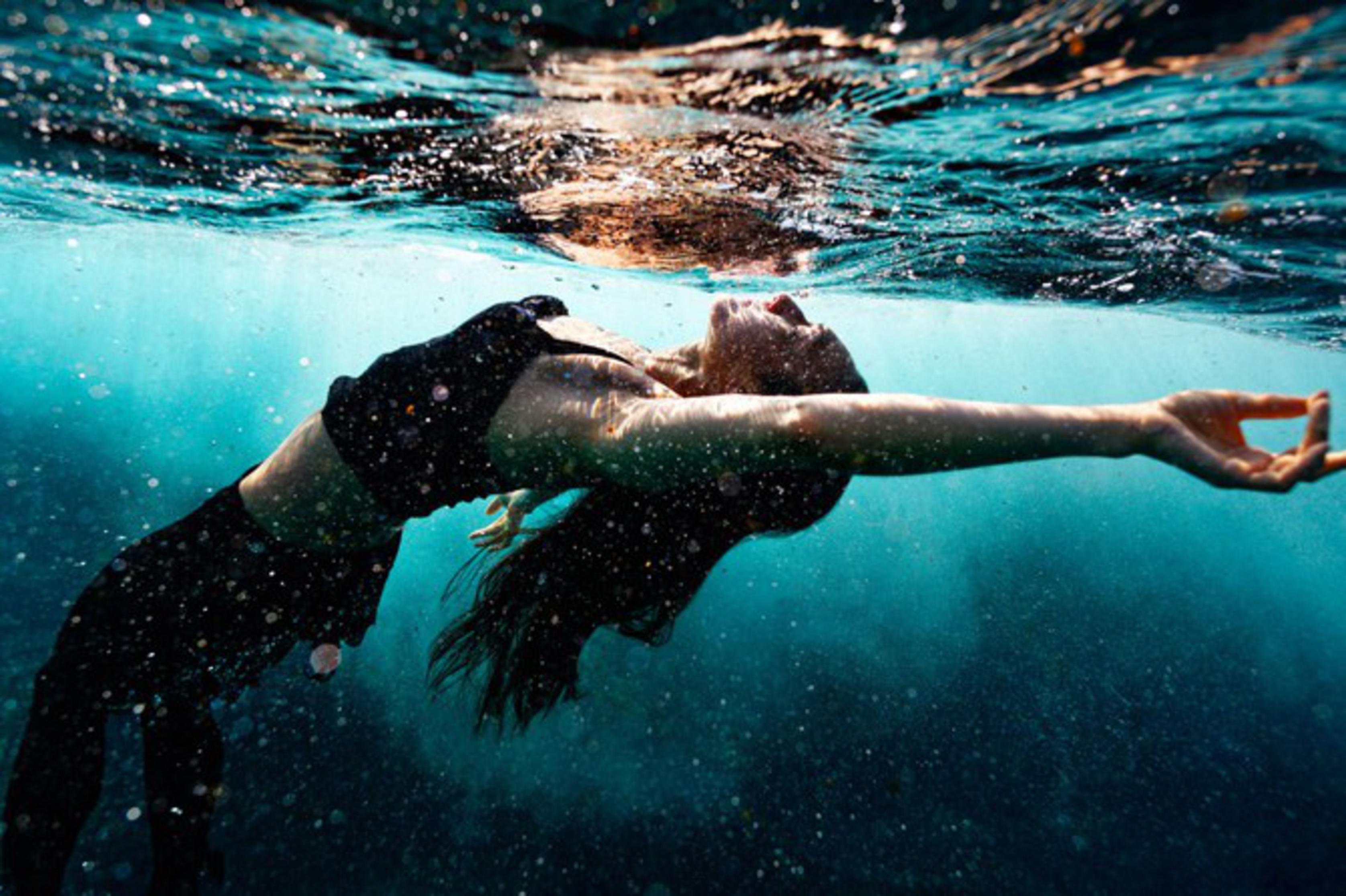 В воде ныряет в реку. Фридайвер Джорджина Миллер. Девушка под водой. Фотосессия под водой. Под водой.