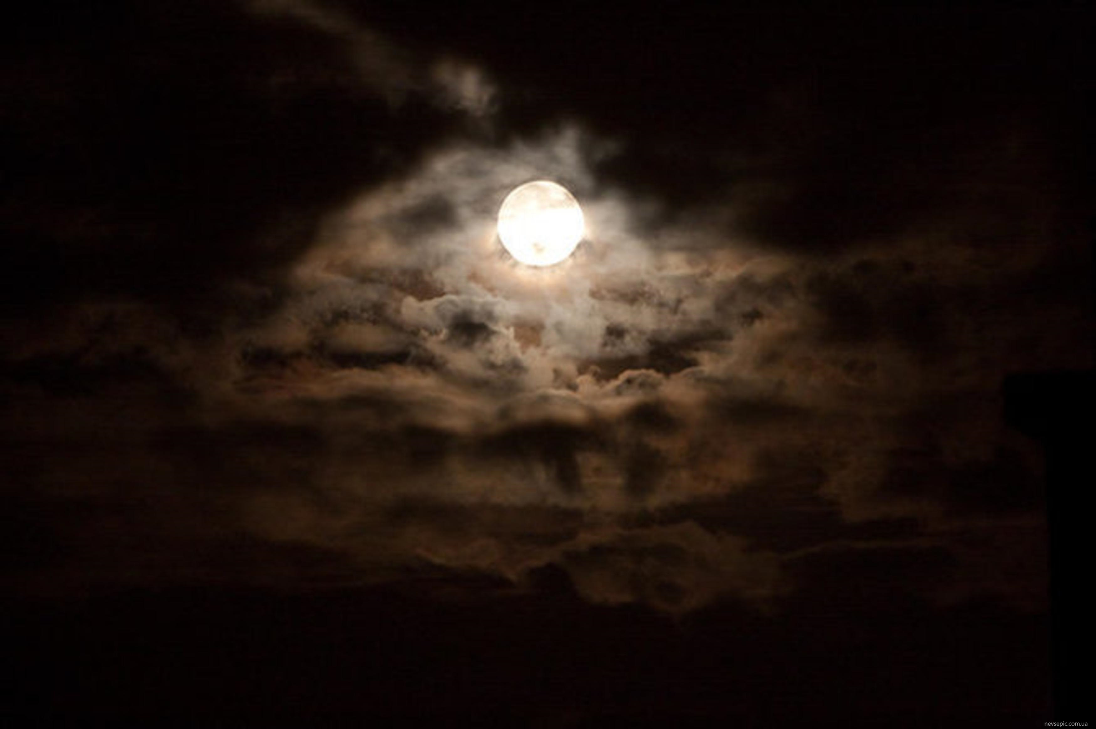 Песня небо и луна слушать. Луна светится. Свечение Луны. Луна светит фото. Свечение Луны фото.