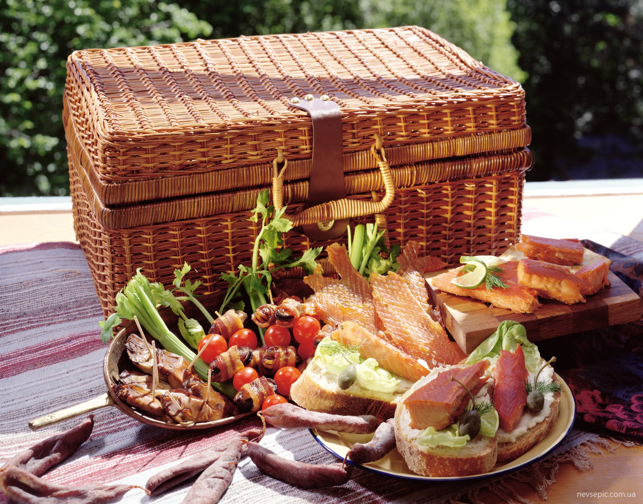 Доставка пикника. Корзинка для пикника на природе. Корзинка для пикника с едой. Корзинка для пикника с продуктами. Корзина на пикник с продуктами.