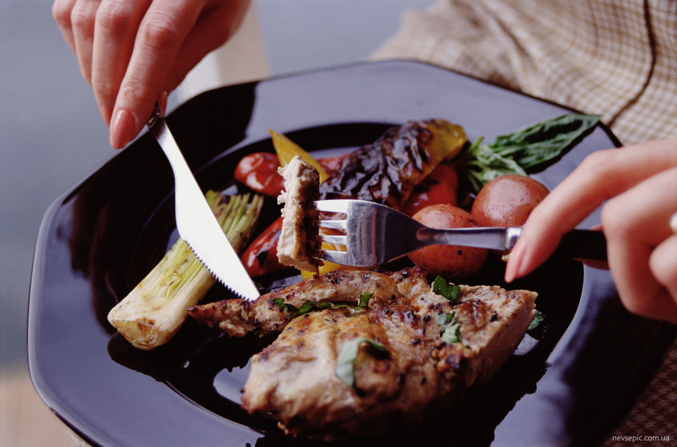 Можно ли человеку есть мясо. Блюда из человеческого мяса. Еда с вилкой и ножом. Рука с едой. Кушать вилкой и ножом.