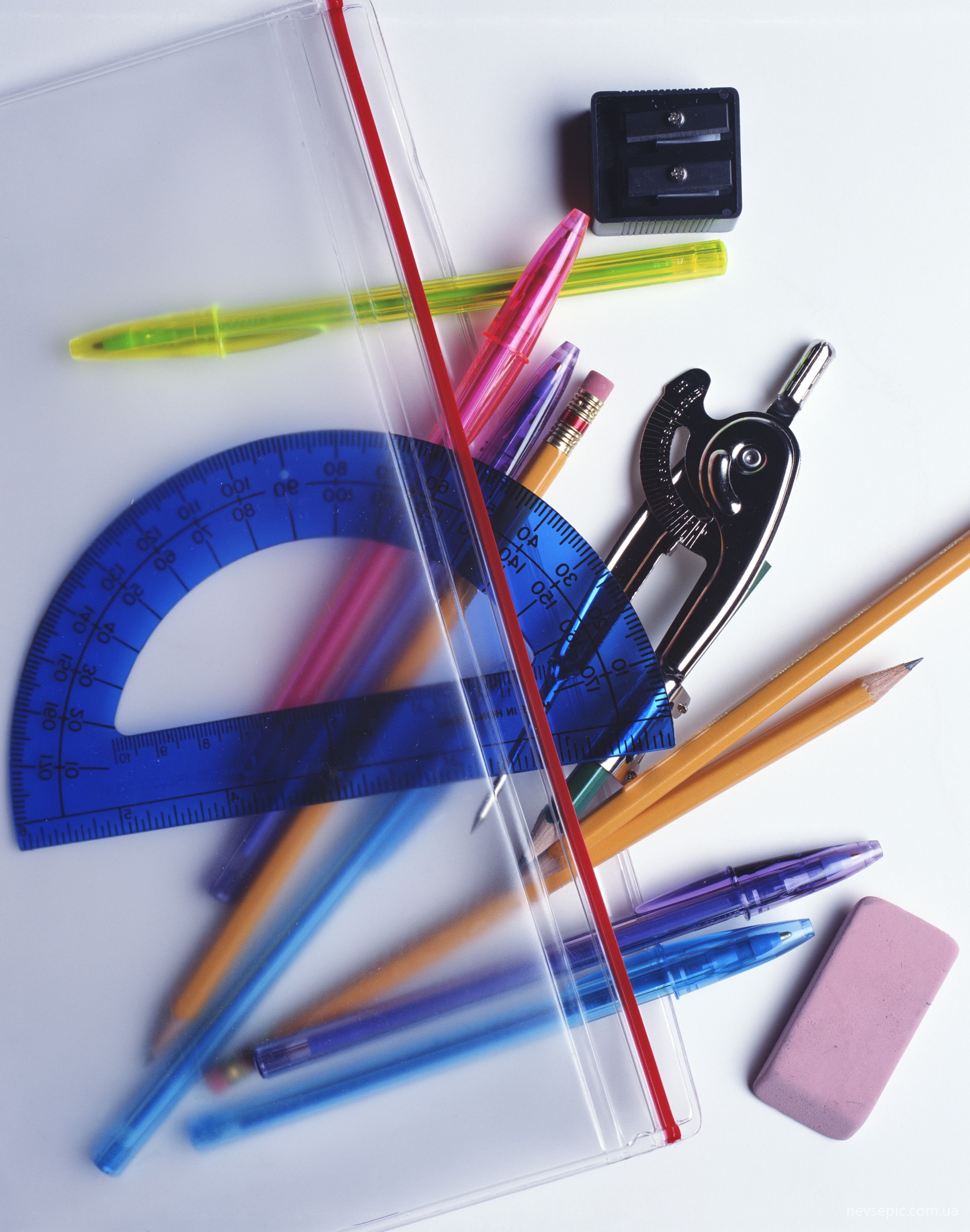 На столе лежит линейка карандаш. Канцелярские товары. Канцелярские изделия. Школьные принадлежности. Ручки линейки карандаши.