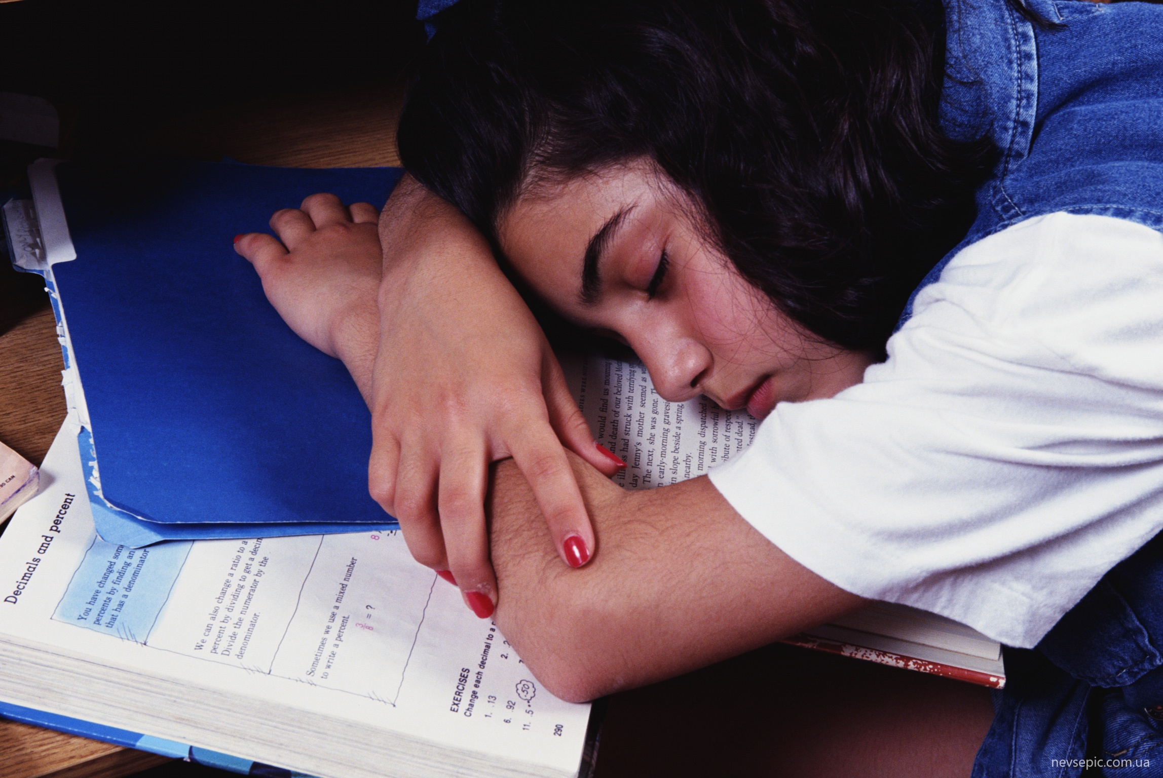 Школа уроки спать. Спящий человек на парте. Уснул на уроке.