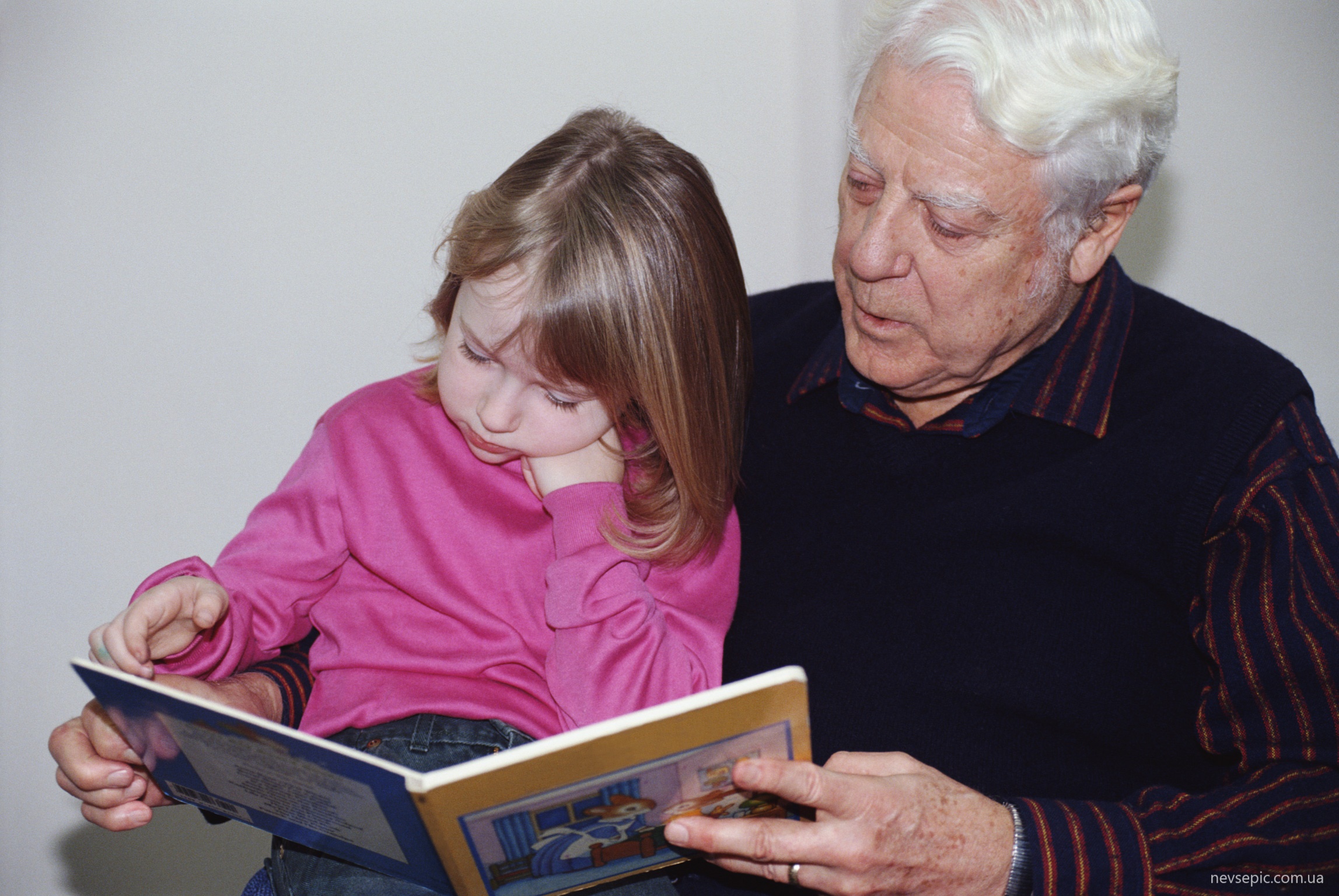 Читать книгу внучка. Дедушка с книжкой. Пенсионеры и дети. Пенсионеры с внуками. Чтение бабушки и дедушки с детьми.