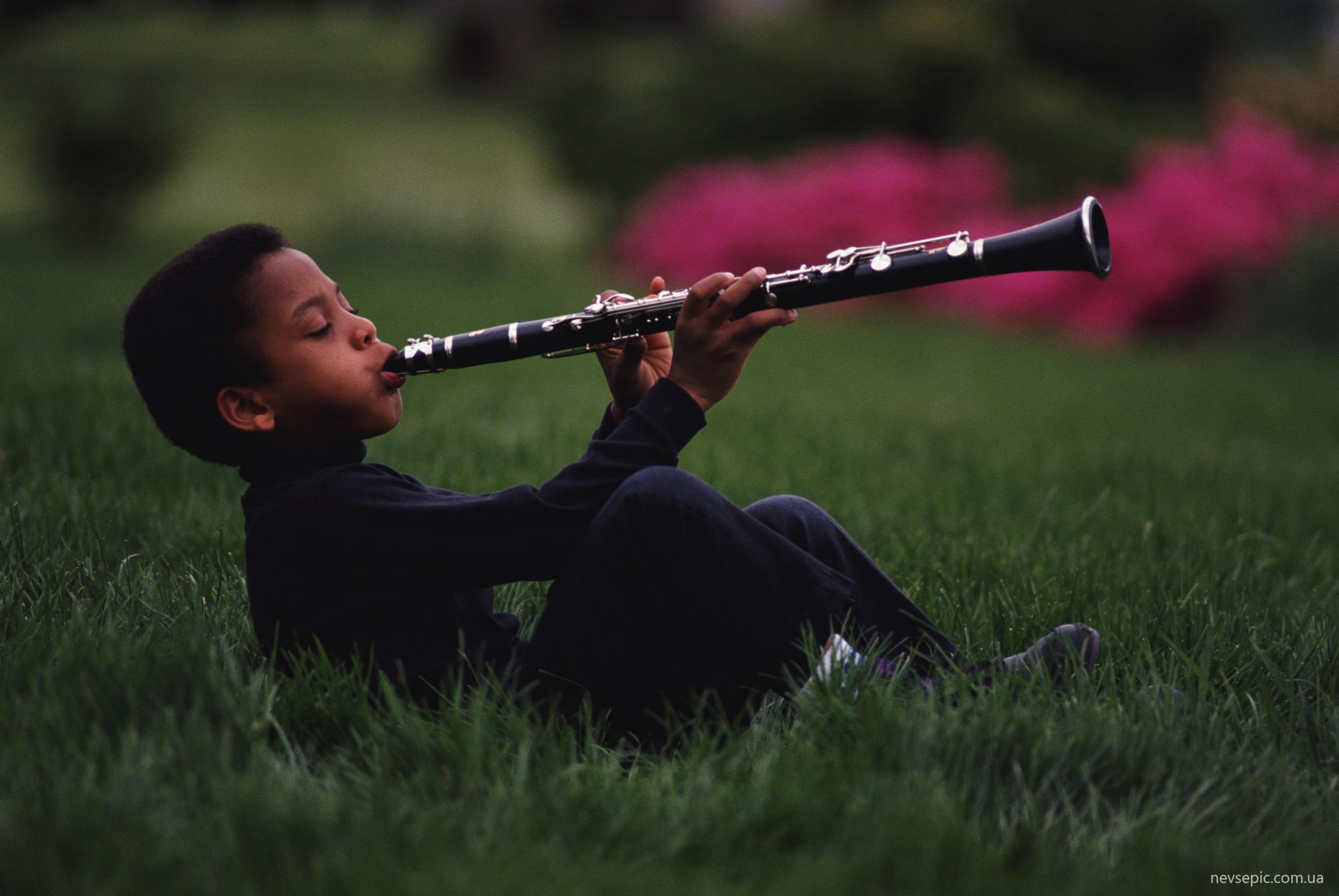Фотосессия с флейтой. Флейта для детей. Музыкант с кларнетом. Человек играющий на кларнете.